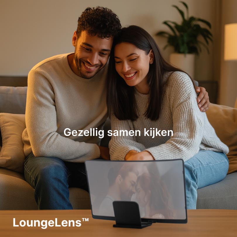 Koppel kijkt samen naar een film via een beeldschermvergroter voor smartphone – gezellig thuis bioscoopgevoel creëren