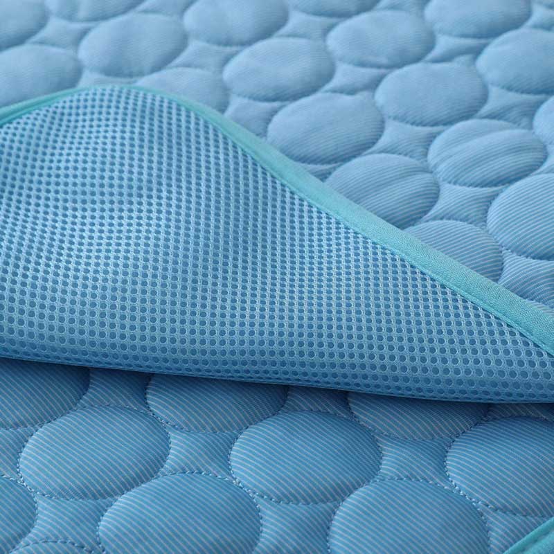 Close-up van de blauwe CoolPet™ koelmat – zachte, ventilerende stof voor extra verkoeling






