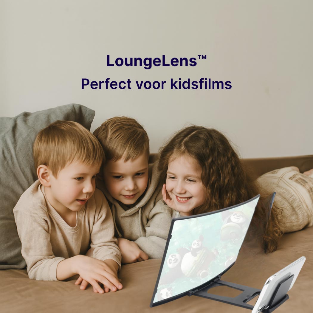Drie jonge kinderen kijken naar een animatiefilm via de LoungeLens™ schermvergroter op de bank – ideaal voor kindvriendelijk kijkplezier