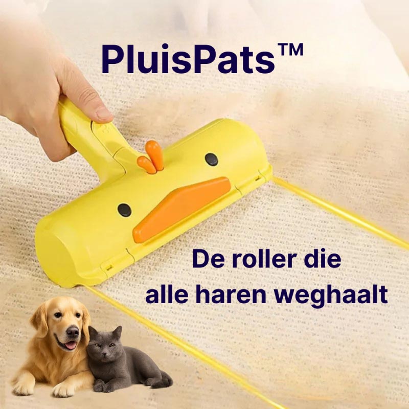 Herbruikbare PluisPats™ haarverwijderaar in eendvorm, in actie op een tapijt – verwijdert efficiënt huisdierharen zonder plakkerige rollers.