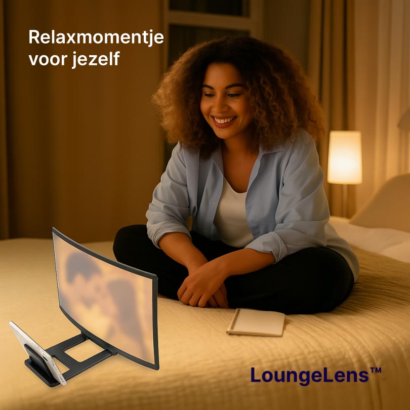 Vrouw kijkt ontspannen naar een film met een schermvergroter voor smartphone op bed – ideaal voor comfortabel mobiel streamen