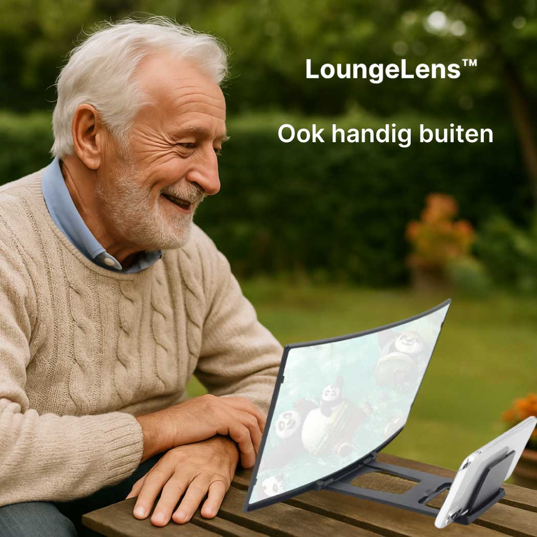 Oudere man kijkt ontspannen in de tuin naar zijn smartphone via de LoungeLens schermvergroter